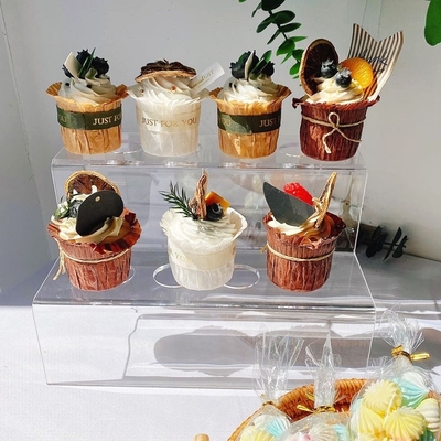 3 boissons acryliques claires exquises faites sur commande de petit gâteau d'affichage de dessert de rangées se tiennent