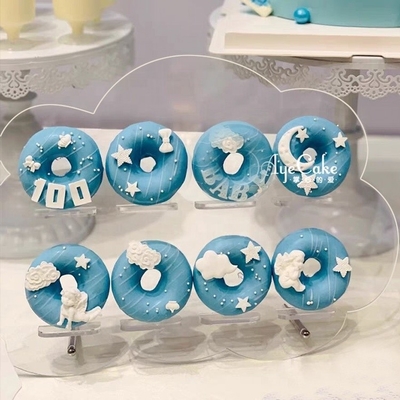Les rangées multi dégagent le présentoir acrylique d'étape pour des biscuits de dessert durcissent