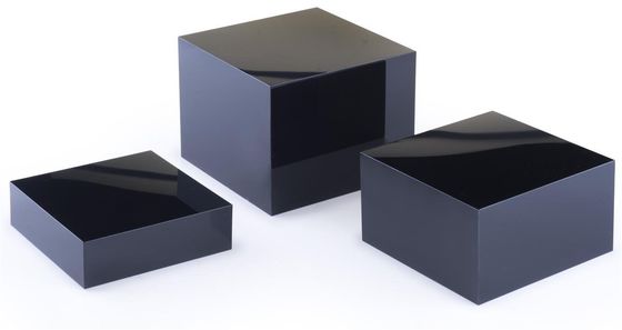 La petite boîte de présentation acrylique de cube inférieur creux a placé de 3 canalisations verticales d'emboîtement